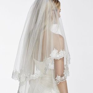 Davids Bridal 2-Tier Veil Crystals & Lace
WPD17924